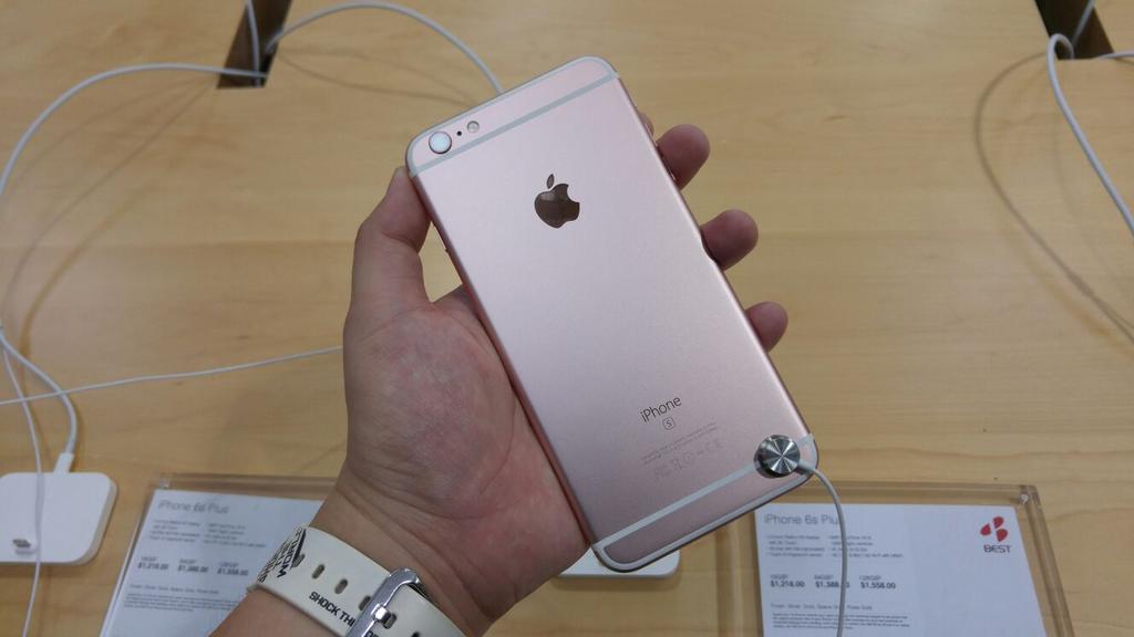 Soya_Cincau's tweet photo. BREAKING: The iPhone 6s and 6s Plus are OFFICIALLY coming to Malaysia on 16th October http://t.co/UrAOH2dG8X http://t.co/Vg1GCWMMJt