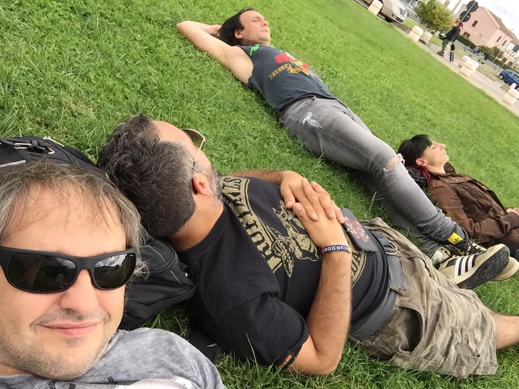 Bajosintrastos's tweet photo. Sigue pasando... Estresados en el aeropuerto antes de partir. http://t.co/wBRlAn4L8N
