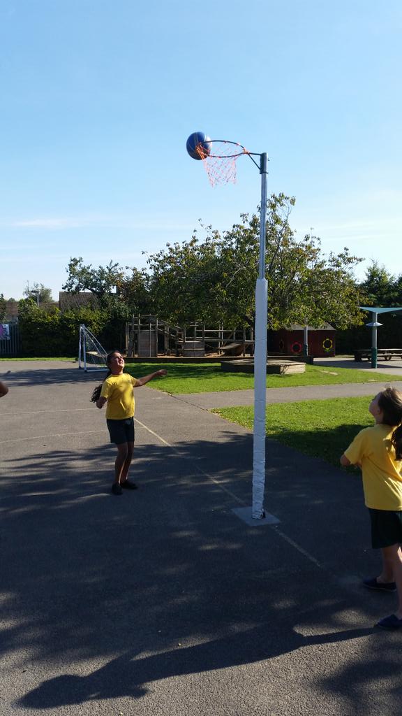 FalconMps's tweet photo. A lovely afternoon for improving our Netball skills @manor_primary http://t.co/53h4sWn913