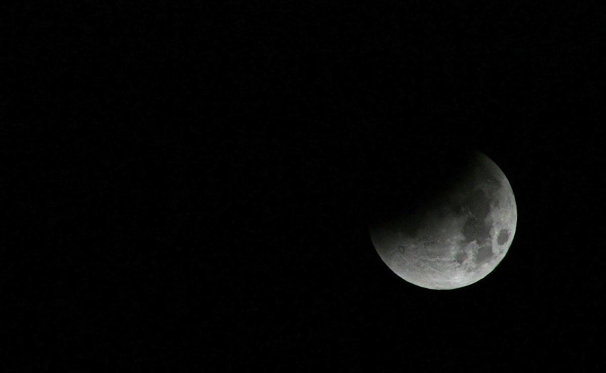SJansky_Photo's tweet photo. Lets talk #LunarEclipse! Who else caught the show this morning? http://t.co/xUAFM49e2J