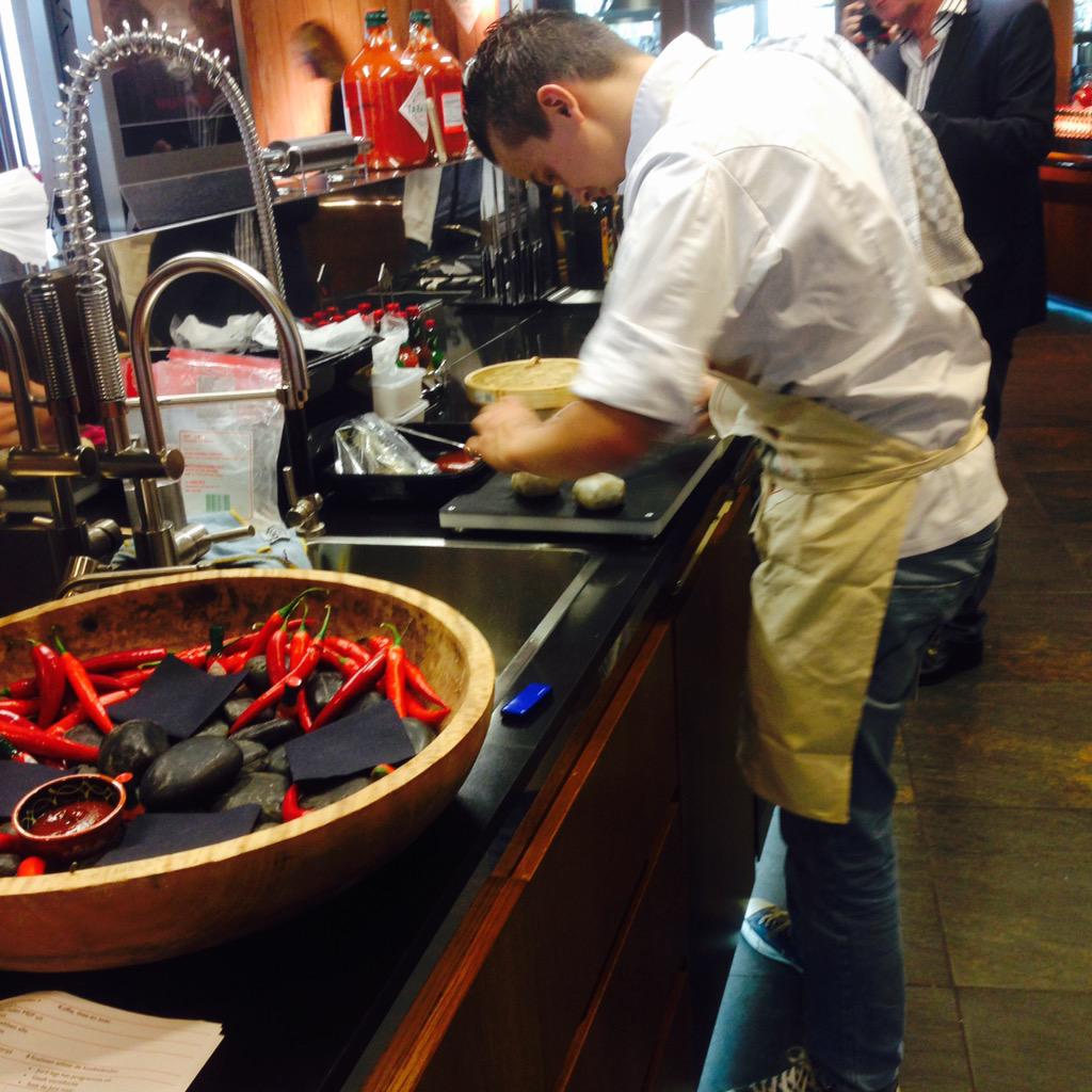 Laatste gerecht gaat er uit @larsdro mag serveren! #hottestchefnl