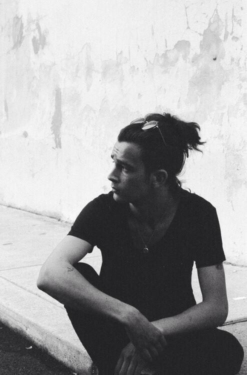 pirri_updates's tweet photo. La pagina, sapendo che ami i the 1975, ti dedica questa foto di matty💓💓💓💓 @beapirri http://t.co/StKFXZFb7m
