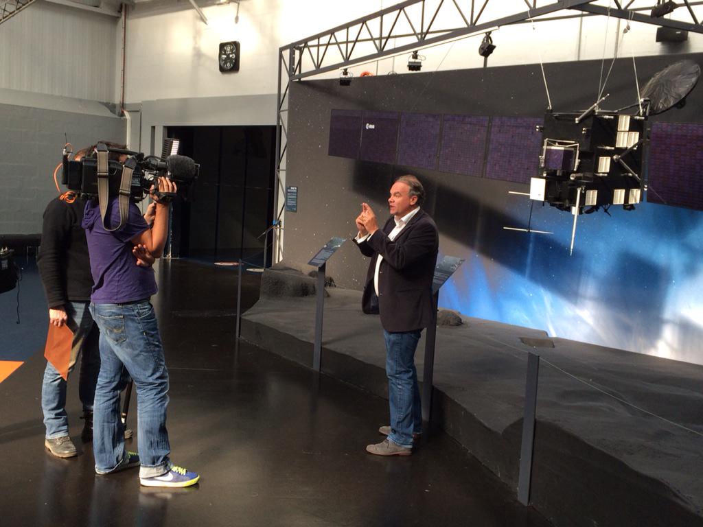 AgenceOzelys's tweet photo. Tournage expo @CometesESEP @MuseeAirEspace avec @thomasherve14 A voir bientôt dans @Telematin http://t.co/kagJBBzhEi