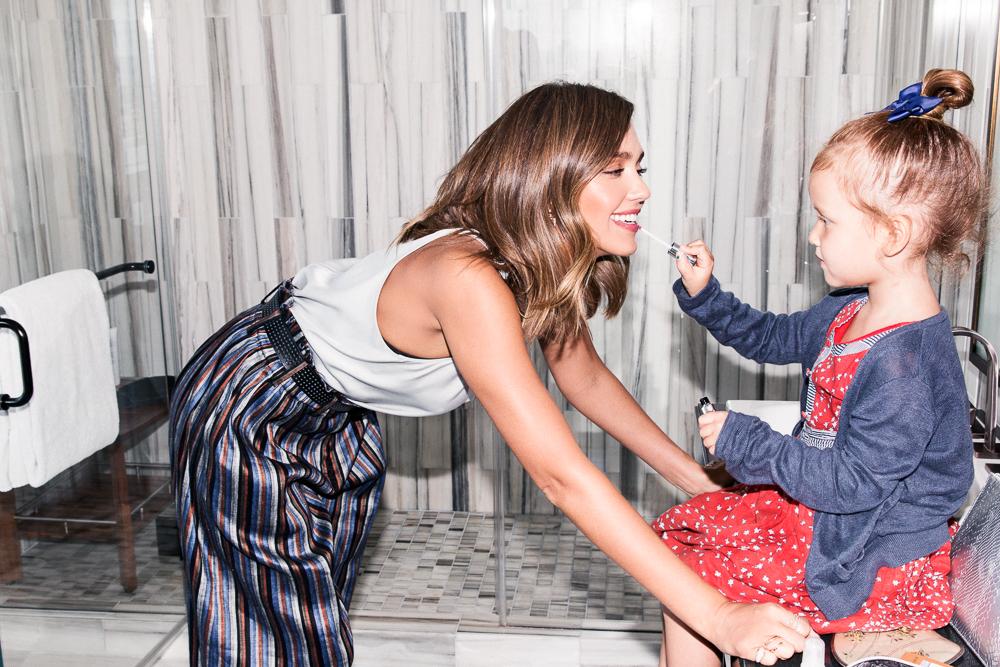 IntoTheGloss's tweet photo. .@jessicaalba on her beauty philosophy and the inspiration for @Honest and @Honest_Beauty http://t.co/v2SuxT1I0s http://t.co/IKXsUCPW9G
