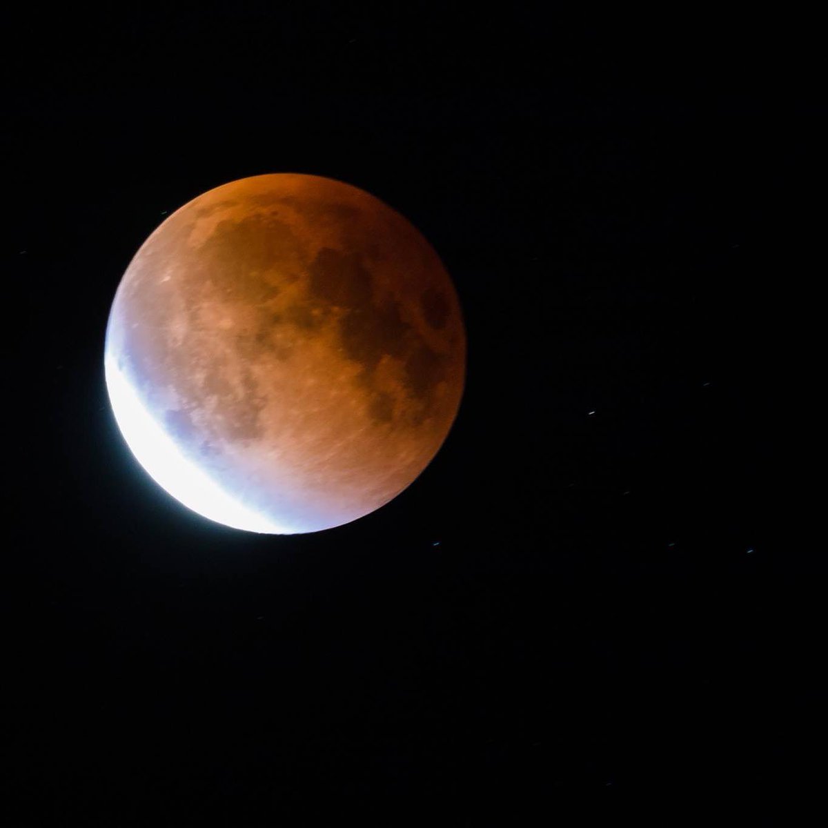 #supermoonlunareclipse caught between the clouds in <a href="/Ptbo_Canada/">PTBO_CANADA 🇨🇦</a>