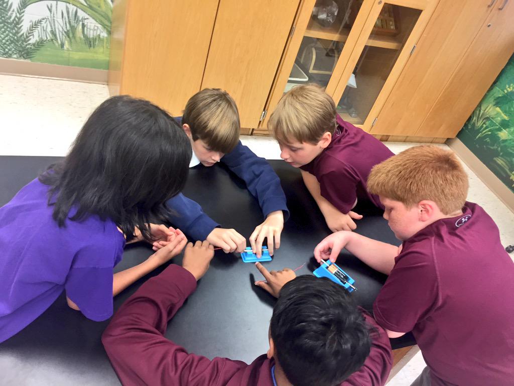 RobertoLlopart's tweet image. 4th graders constructing closed circuits w/o the assistance of snap circuits. #complexproblems #bethelight