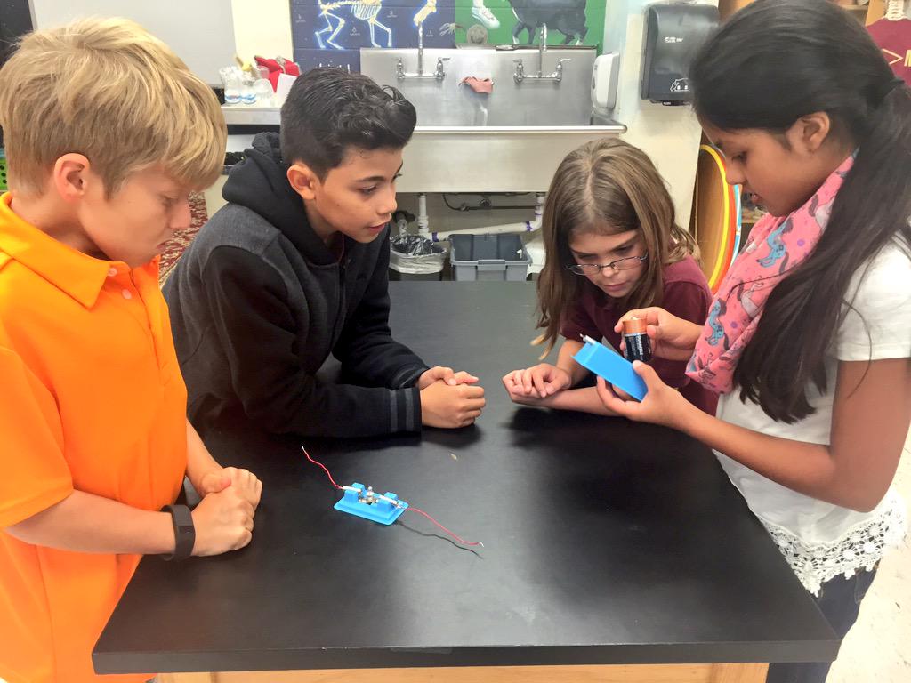 RobertoLlopart's tweet image. 4th graders constructing closed circuits w/o the assistance of snap circuits. #complexproblems #bethelight