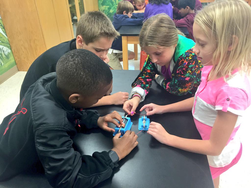 RobertoLlopart's tweet image. 4th graders constructing closed circuits w/o the assistance of snap circuits. #complexproblems #bethelight