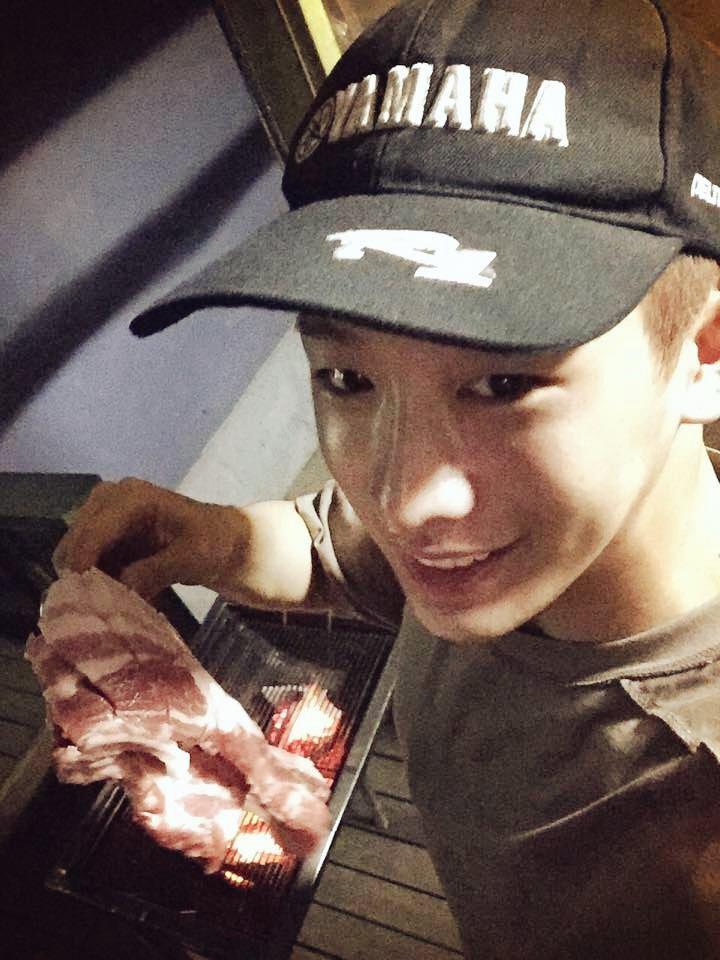 OfficialMONSTAX's tweet photo. [#원호] 가족이랑 떠나왔어요! 늦은 바베큐파티 준비중.. 조촐하지만 행복함! 우리 모두 남은 연휴도 행복하게 보내요ㅋㅋ http://t.co/XxMEi4XWsX