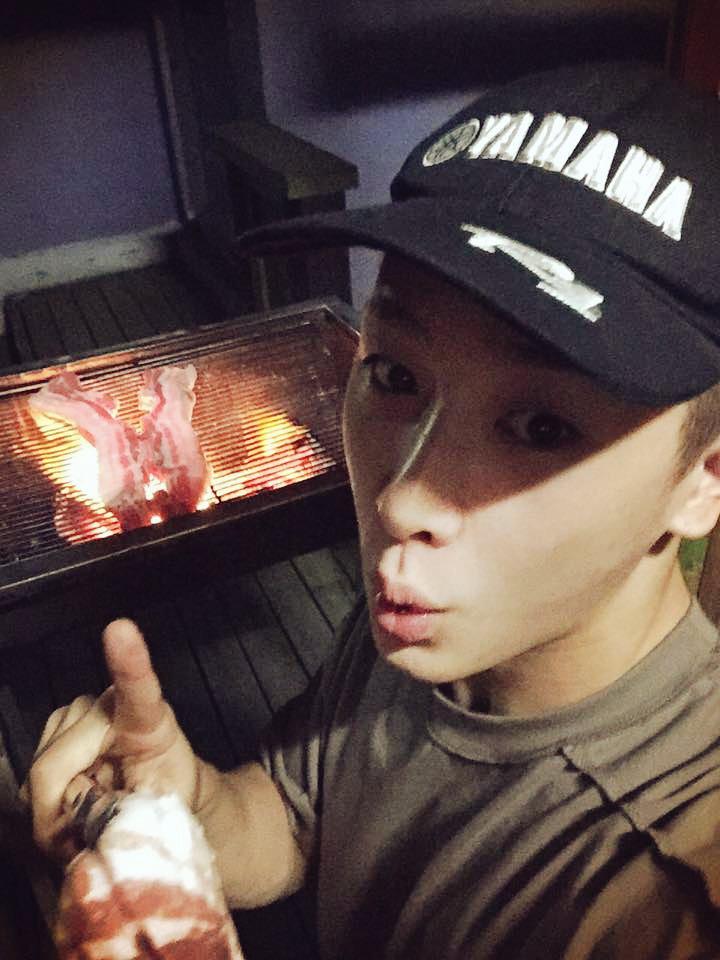 OfficialMONSTAX's tweet photo. [#원호] 가족이랑 떠나왔어요! 늦은 바베큐파티 준비중.. 조촐하지만 행복함! 우리 모두 남은 연휴도 행복하게 보내요ㅋㅋ http://t.co/XxMEi4XWsX