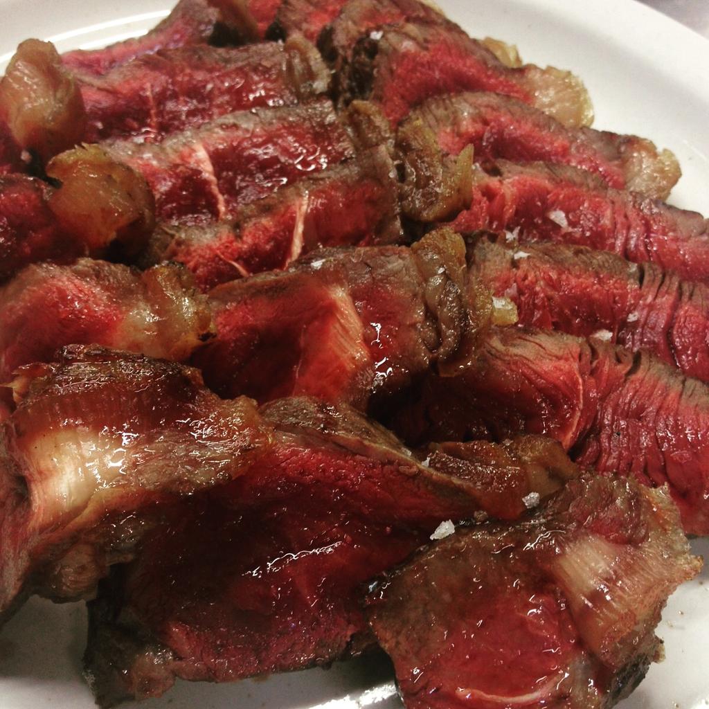 MRinconCastilla's tweet photo. Sale un lomo de vaca en @MRinconCastilla 

Vaya pintaza!!! http://t.co/3pVE3lINll