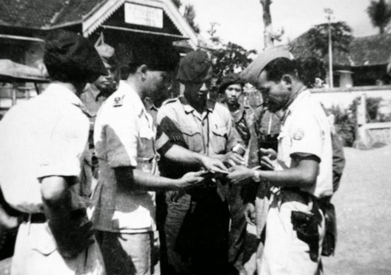 HMSoeharto1921's tweet image. #BiografiSoeharto Masa Perjuangan : Perlucutan Tentara Jepang hmsoeharto.id/2015/04/perluc… Tahun 1945-1950 #PusatData