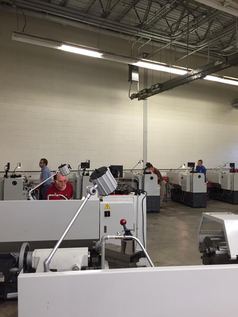BagleyBryan's tweet photo. Beginner Manual #machining deep underway. Guys are eager to #makemoney for somebody #brcc http://t.co/3AHH5FKe0c