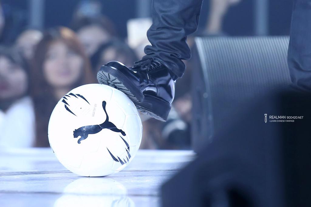 RealMan0420's tweet photo. 150925 #LuhanFirstMiniConcert sexy man http://t.co/fuCLIcjCjo