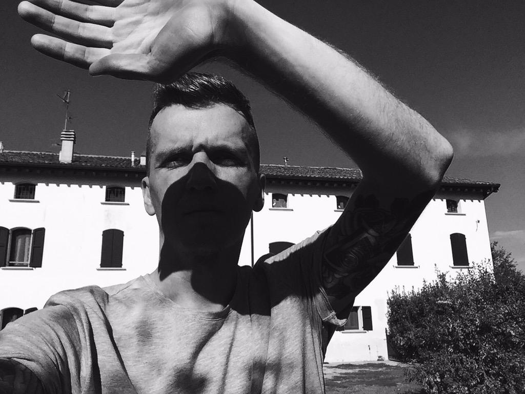 Sneg__'s tweet photo. Через 10 минут выйду в эфир Periscope, расскажу про дом на заднем плане http://t.co/dUTSHinGLX
