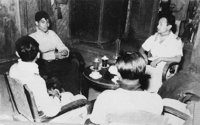 HMSoeharto1921's tweet image. #BiografiSoeharto Masa Perjuangan : Meyakinkan Pak Dirman hmsoeharto.id/2015/09/masa-p… 1945-1950 #PusatData