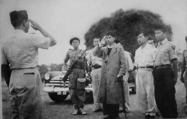 HMSoeharto1921's tweet image. #GaleriFoto Dua Jenderal Besar, Pak Dirman dan Pak Harto 
hmsoeharto.id/2015/05/foto-d… 1945-1950 #PusatData