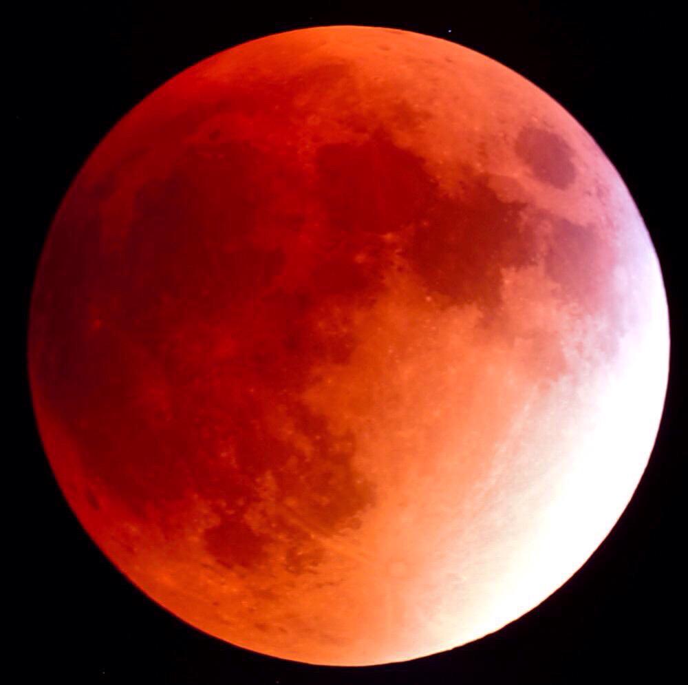 ReallyBloody's tweet photo. Bloody moon http://t.co/xvAjpTyFxa