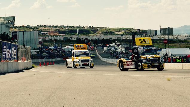 revistatyt's tweet photo. Reñida competencia en #QroFest con los tractos M2 de @FreightlinerMex, más detalles en: http://t.co/FcMwIFZ4FX #tyt http://t.co/YI1YJCcbuE