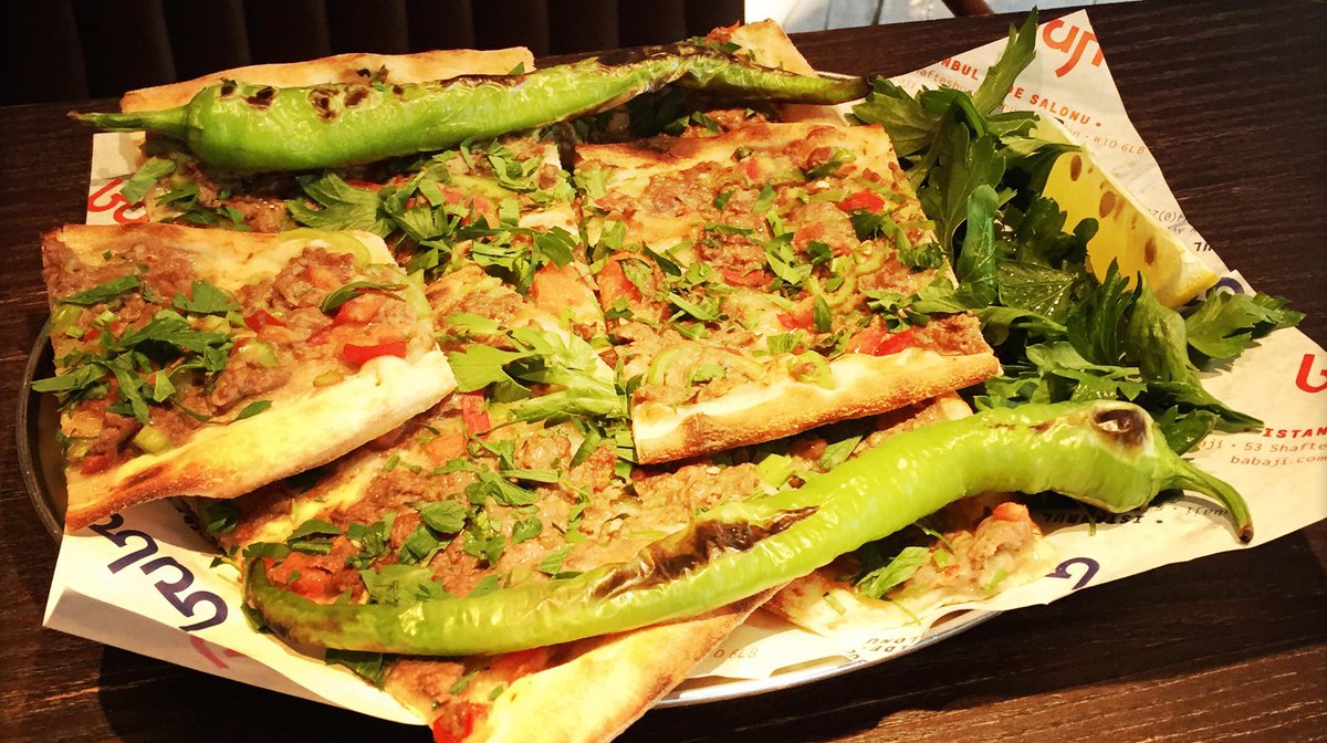 babajipidesalon's tweet photo. #KiymaliPide is the pride of #PideciUstas across Turkey. Minced beef is served with peppers and parsley #perfectpide http://t.co/pt8pQXxcbm