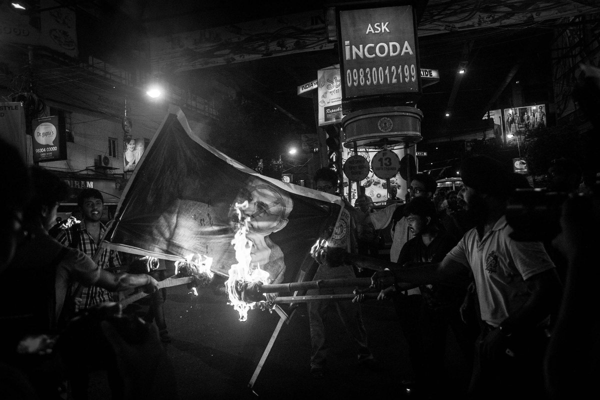 pfckolkata's tweet photo. Students, filmmakers, cinema activists' torch rally in #Kolkata on 100days of historic #FTIIStrike @FTIIWisdomTree http://t.co/r8YLnSW800