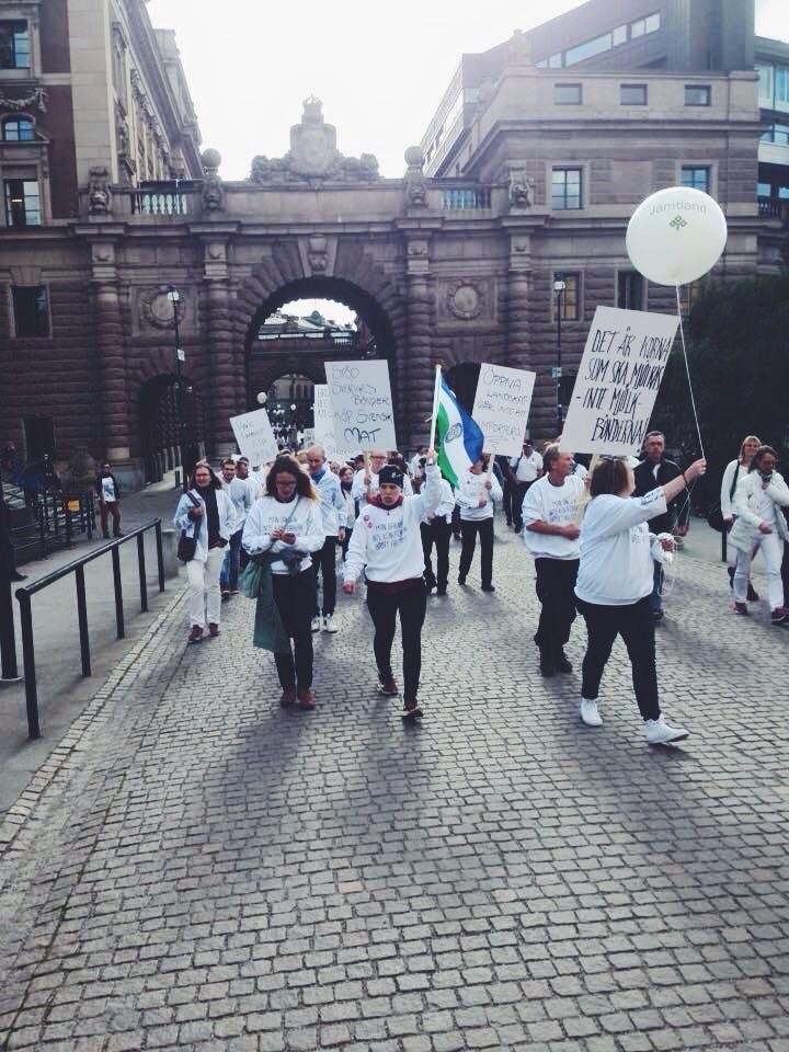 Ministern glömde de 167 000 namnen #förmjölken så vi går och lämnar dem till honom #bp16