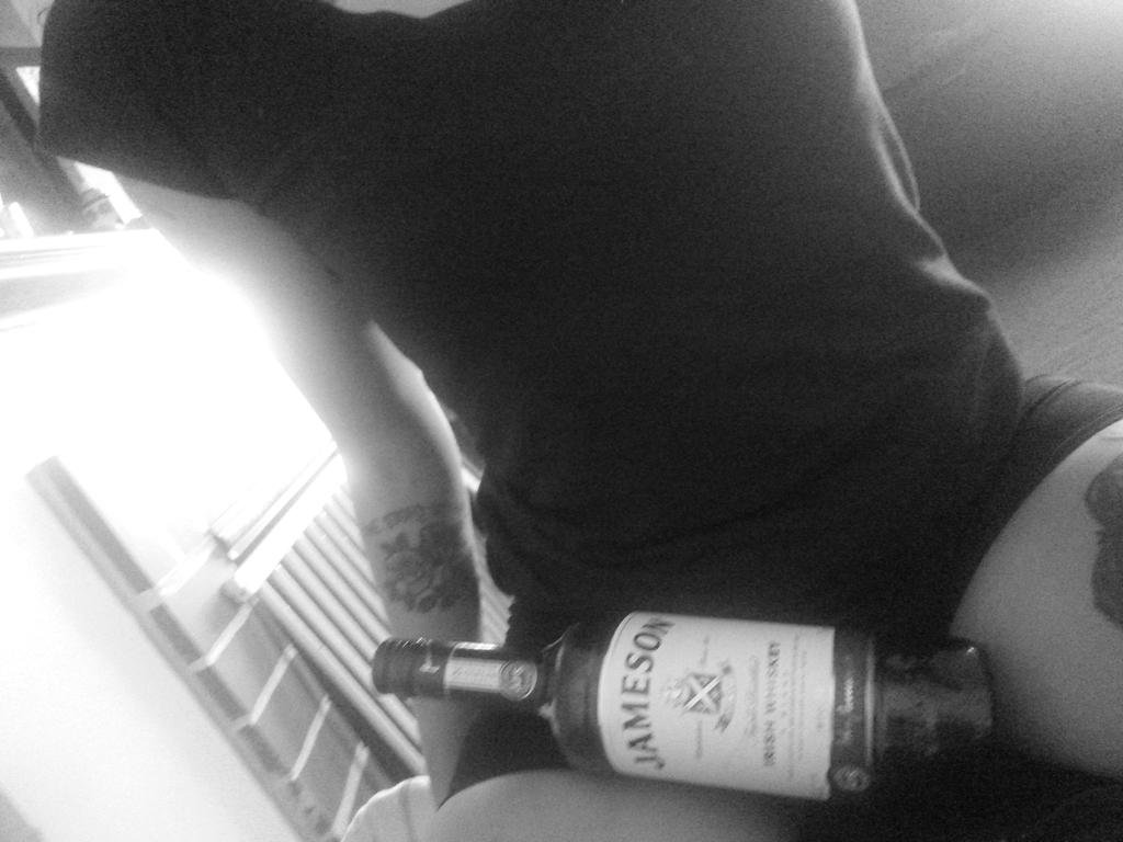 sukdesdik's tweet photo. #jamesonwhiskey #illeatitallnight http://t.co/AH2ZaxxNvU