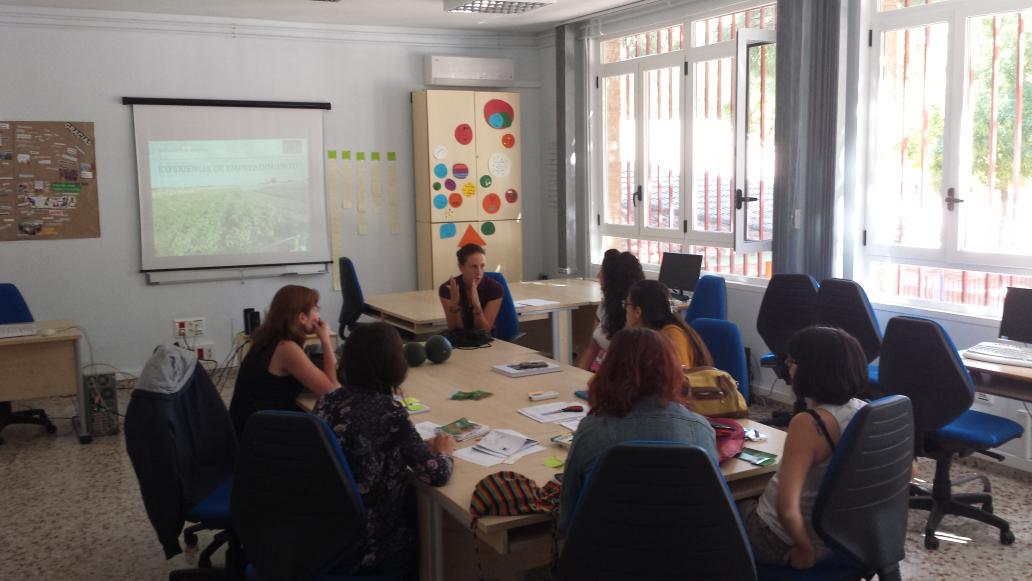 LanzaMos's tweet photo. Hoy Silvia nos explica su proyecto de emprendimiento. Una huerta ecológica!!!! http://t.co/MAEx1vxrw0