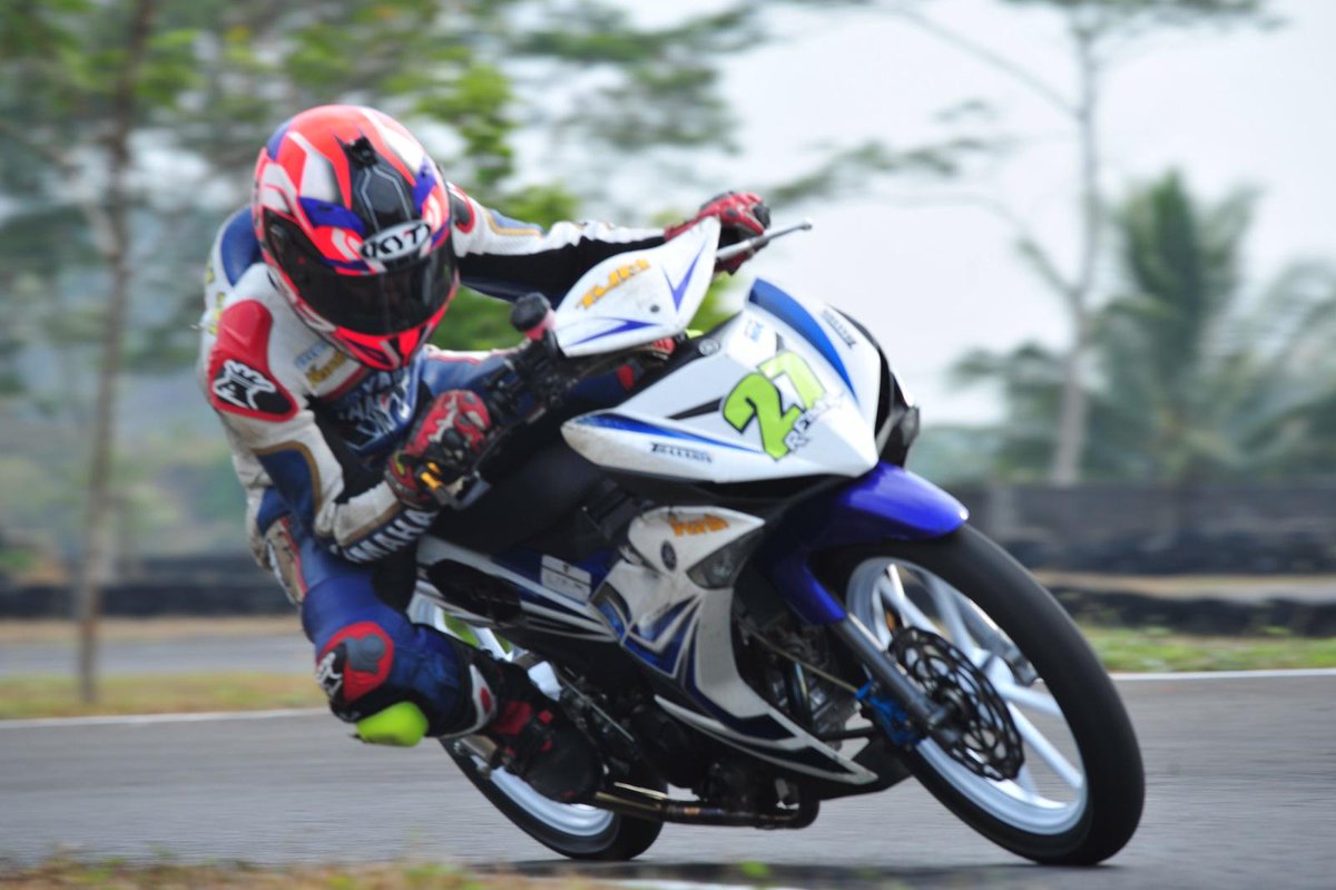 yamahaindonesia's tweet photo. Selamat @R_Fadhil27 juara #IRRC2015 kelas Underbone 150 cc bersama MXKING seri 4 di sirkuit Bukit Peusar Tasikmalaya http://t.co/HuyED6885W