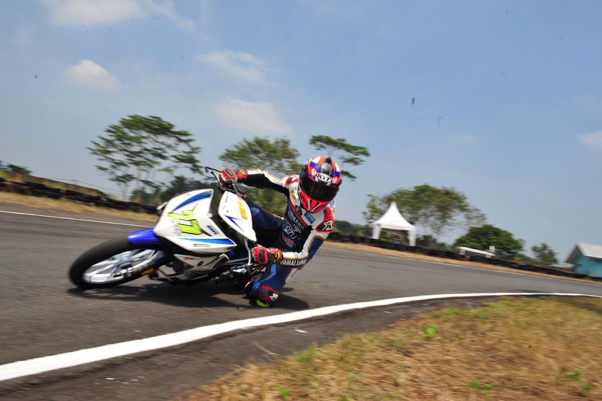 yamahaindonesia's tweet photo. Selamat @R_Fadhil27 juara #IRRC2015 kelas Underbone 150 cc bersama MXKING seri 4 di sirkuit Bukit Peusar Tasikmalaya http://t.co/HuyED6885W