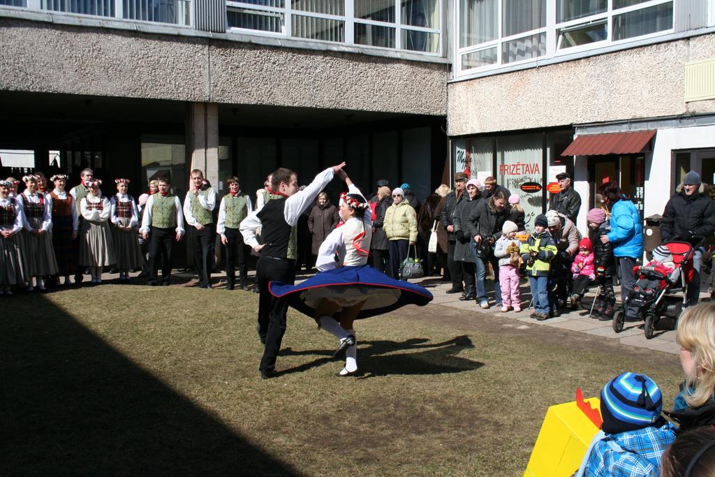 dkLatve's tweet photo. Jau šo svētdien Iļģuciema Saules aplī koncerts. Laiks tiks precizēts. Nāc un skaties, kā mēs dejojam. http://t.co/5Ad3SSK2mZ
