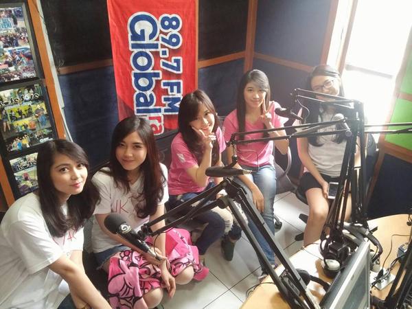 Stay tune di @897GlobalRadio pkl 14.15 WIB, ada @shaniaJKT48 <a href="/veJKT48/">Jessica Veranda</a> <a href="/N_ShaniJKT48/">👹</a> @Naomi_JKT48 @C_MichelleJKT48 lho