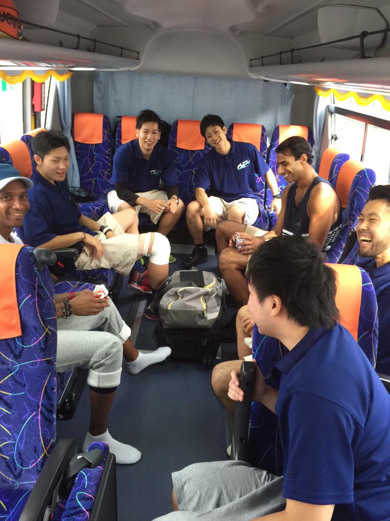 t_oceans's tweet image. 明日に向けてミーティングをしてると思いきや、あれ？
トランプ？Uno？(^_^;)