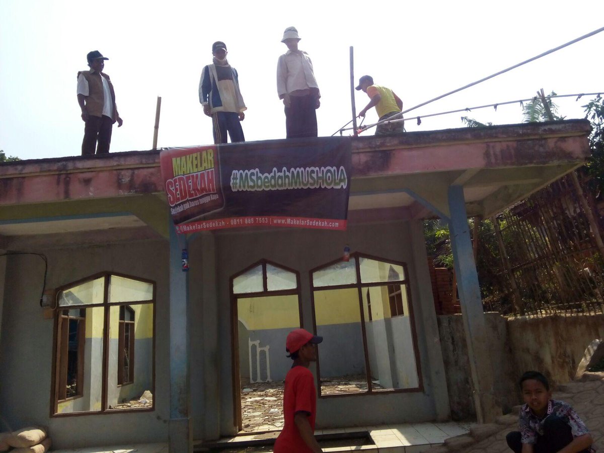 2/11. Setelah dibongkar, tembok ditinggikan 3 bata. Alhamdulillah warga gotong royong dlm pengerjaan #MSBedahMusholla