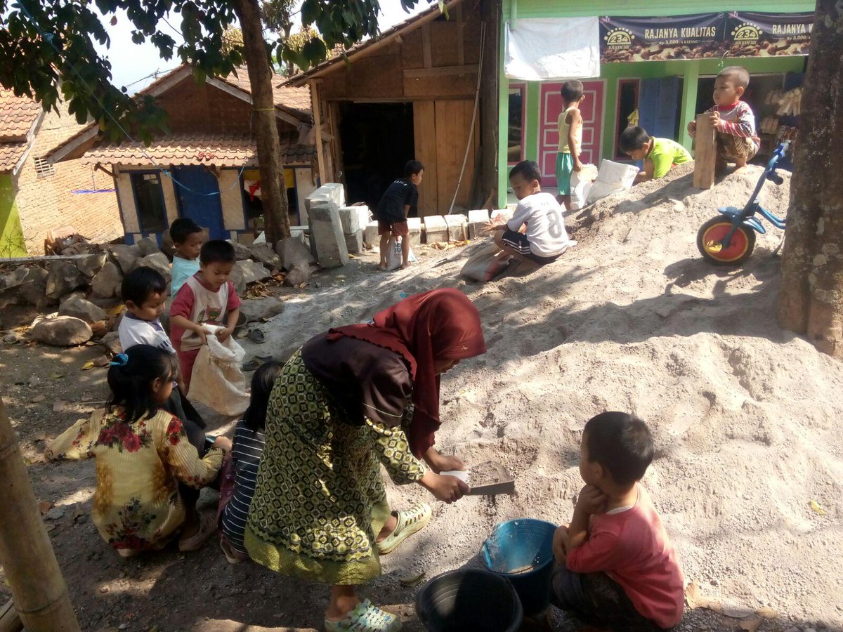 3/11. Anak2 pun membantu memindahkan material. #MSBedahMusholla Nurul Iman tmpt mereka menimba ilmu agama sehari2