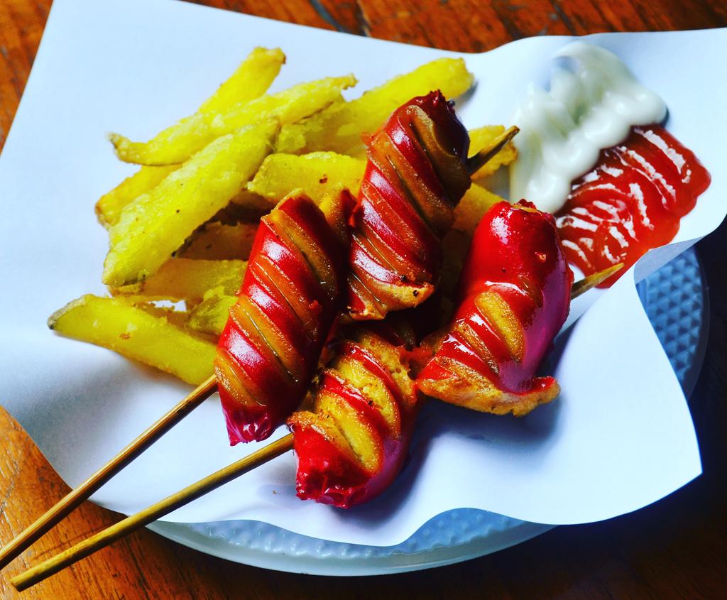 Silakan kk..  "Fries and Sausage" :D
IDR 10rb !