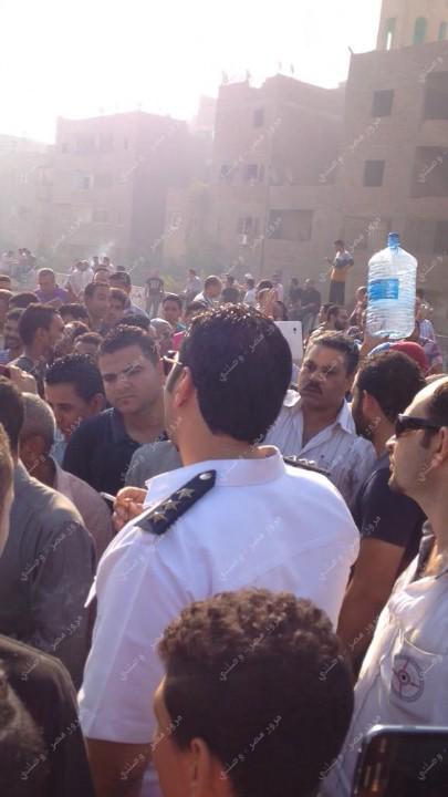 الأن تقوم شرطة المرور بمحاولة إقناع المحتجين بفتح الطريق الدائري
#morormasr #CairoTraffic @Wasalny http://t.co/44ZYit7S2B