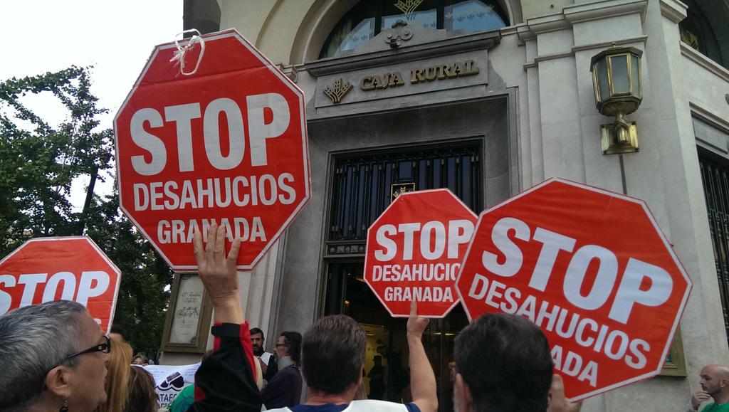 StopdesahucioGr's tweet photo. Hola @Cajaruralgr estamos en tu puerta para pediros que pareis subasta de #BenjaminSeQueda y dejeis de vulnerar DDHH http://t.co/KydbybPxwr
