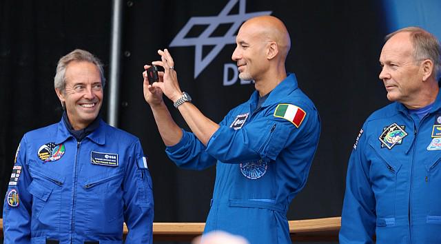 timmermansr's tweet photo. *This* is how social media is great for space. Astronauts bringing space to the people live! Awesome! #TdLR #STEM http://t.co/oj9nBuG56z