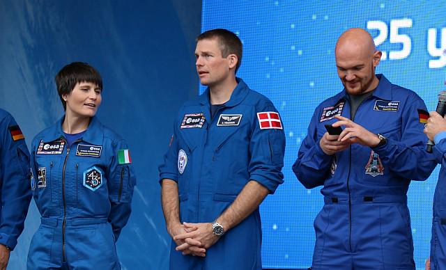 timmermansr's tweet photo. *This* is how social media is great for space. Astronauts bringing space to the people live! Awesome! #TdLR #STEM http://t.co/oj9nBuG56z