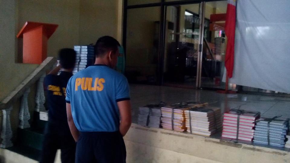 Ps5Qcpd's tweet photo. Segregation of books to be disributed to 35 Sitios of Barangay including East and West Fairview Elementary School. http://t.co/V62lzCxPV0