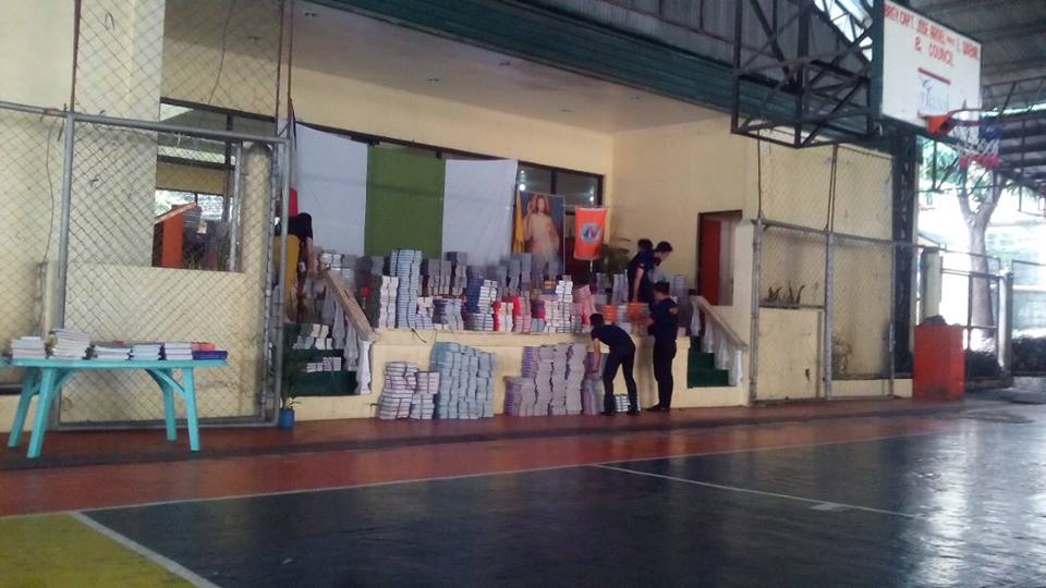 Ps5Qcpd's tweet photo. Segregation of books to be disributed to 35 Sitios of Barangay including East and West Fairview Elementary School. http://t.co/V62lzCxPV0