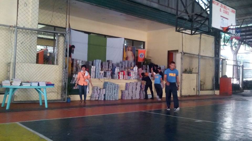 Ps5Qcpd's tweet photo. Segregation of books to be disributed to 35 Sitios of Barangay including East and West Fairview Elementary School. http://t.co/V62lzCxPV0