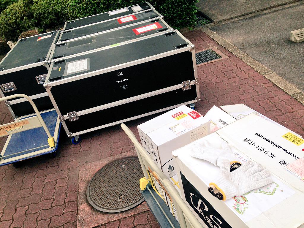MeijoRun's tweet photo. 泡を作る機械を搬入中です！当日参加も可能になりましたので、明日は12時に友達を誘って第2グラウンドに来てください*\(^o^)/*参加する場合は更衣室があるので、タオルや着替えを持ってくることをオススメします^^ http://t.co/pTNWs87hY0