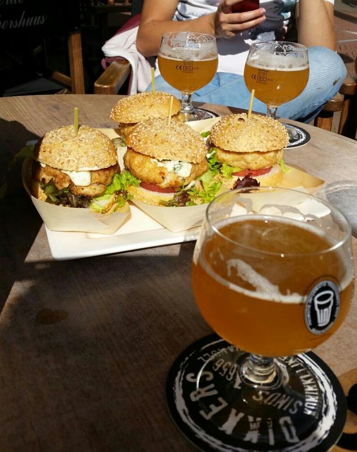 Tijdens happen en bieren afgelopen zaterdag serveerden weJopen hoppen bier en een visburger. #puurgenieten #foodporn