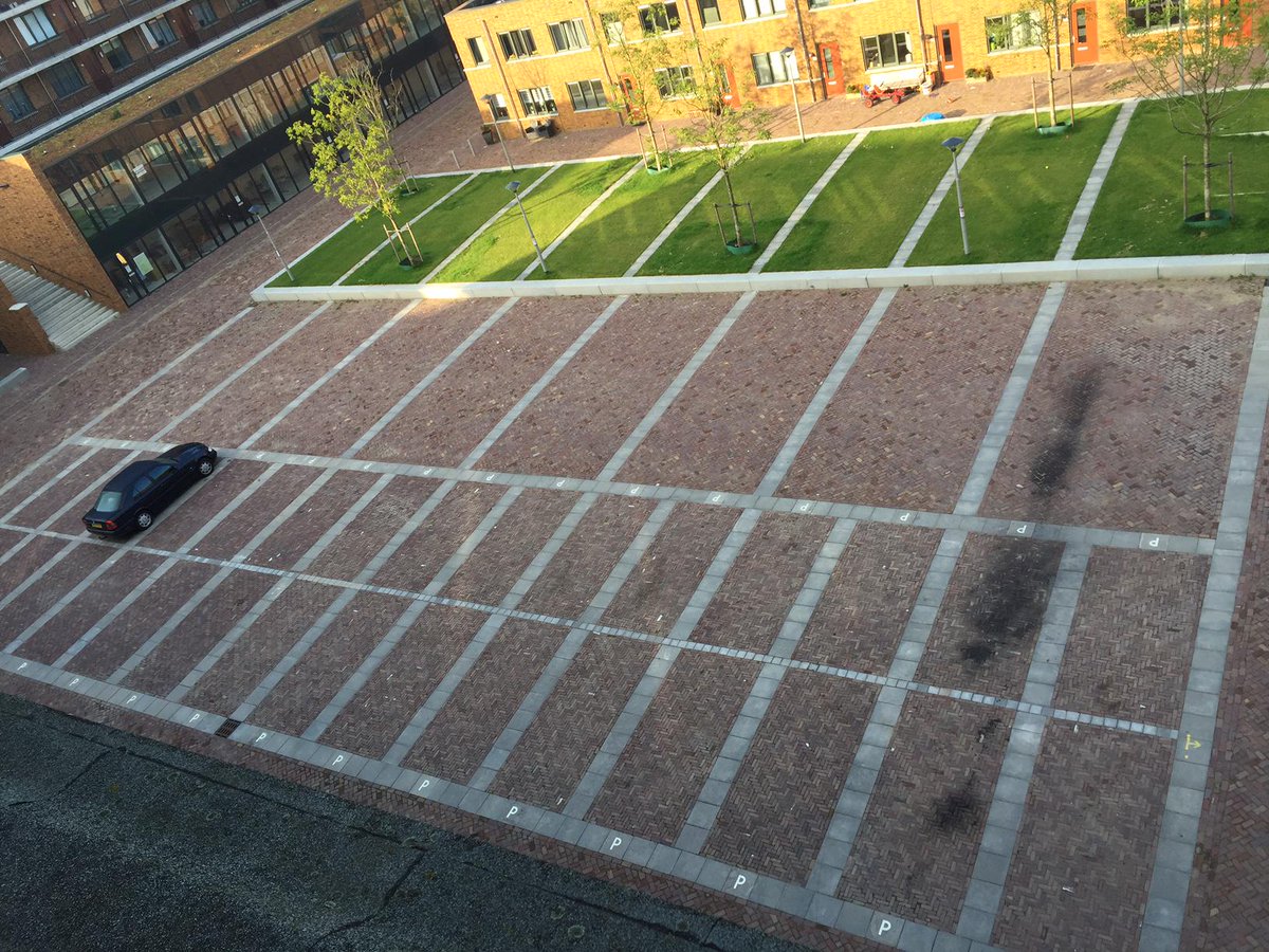 ipportunities's tweet photo. Betaald parkeren is zeer effectief op de Van Oldenbarneveldstraat. Niet bestaand probleem  opgelost! @gemeentearnhem http://t.co/XDeeDYRdNl