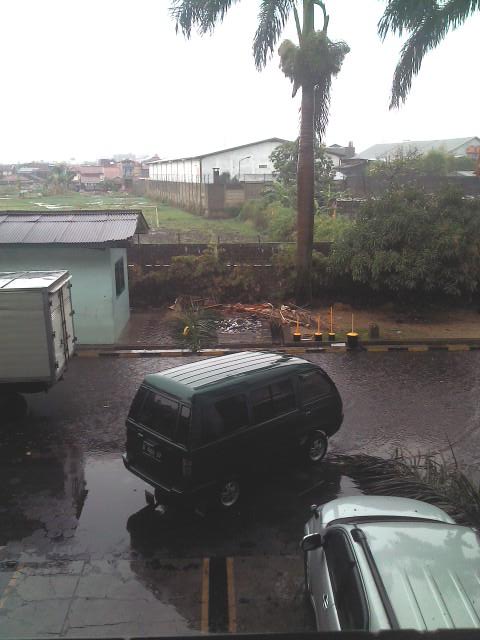 infobdg's tweet image. #cuacaBDG 14.39 : Antapani Ters.Jakarta dsk hujan angin hati2 byk batang pohon berterbangan  | @dudi_abi