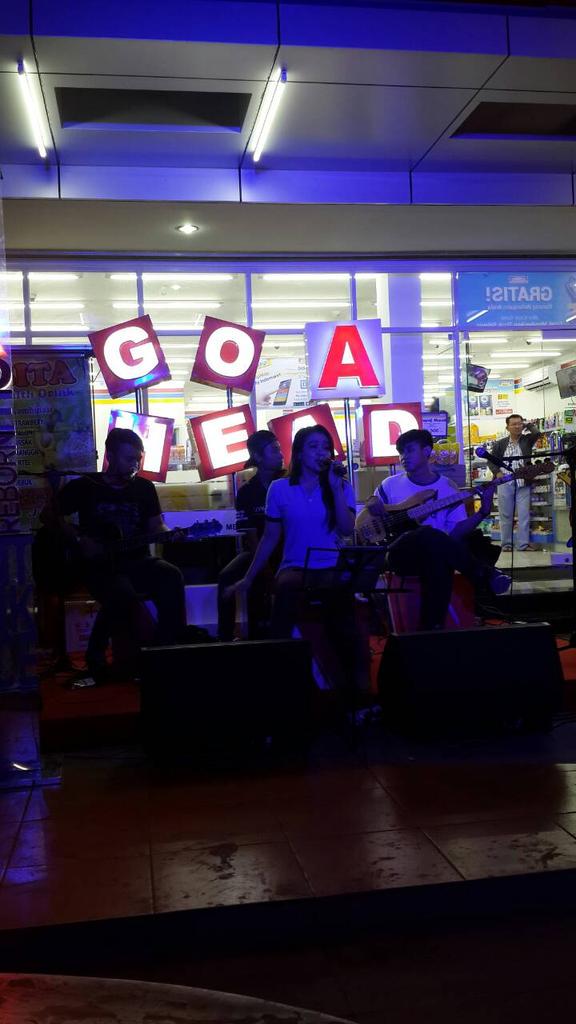 VTRAND_BENEDICT's tweet photo. #Latepose #Goahead #Streetapparel #M2eradio88.2FM http://t.co/KbZIC5SN8m