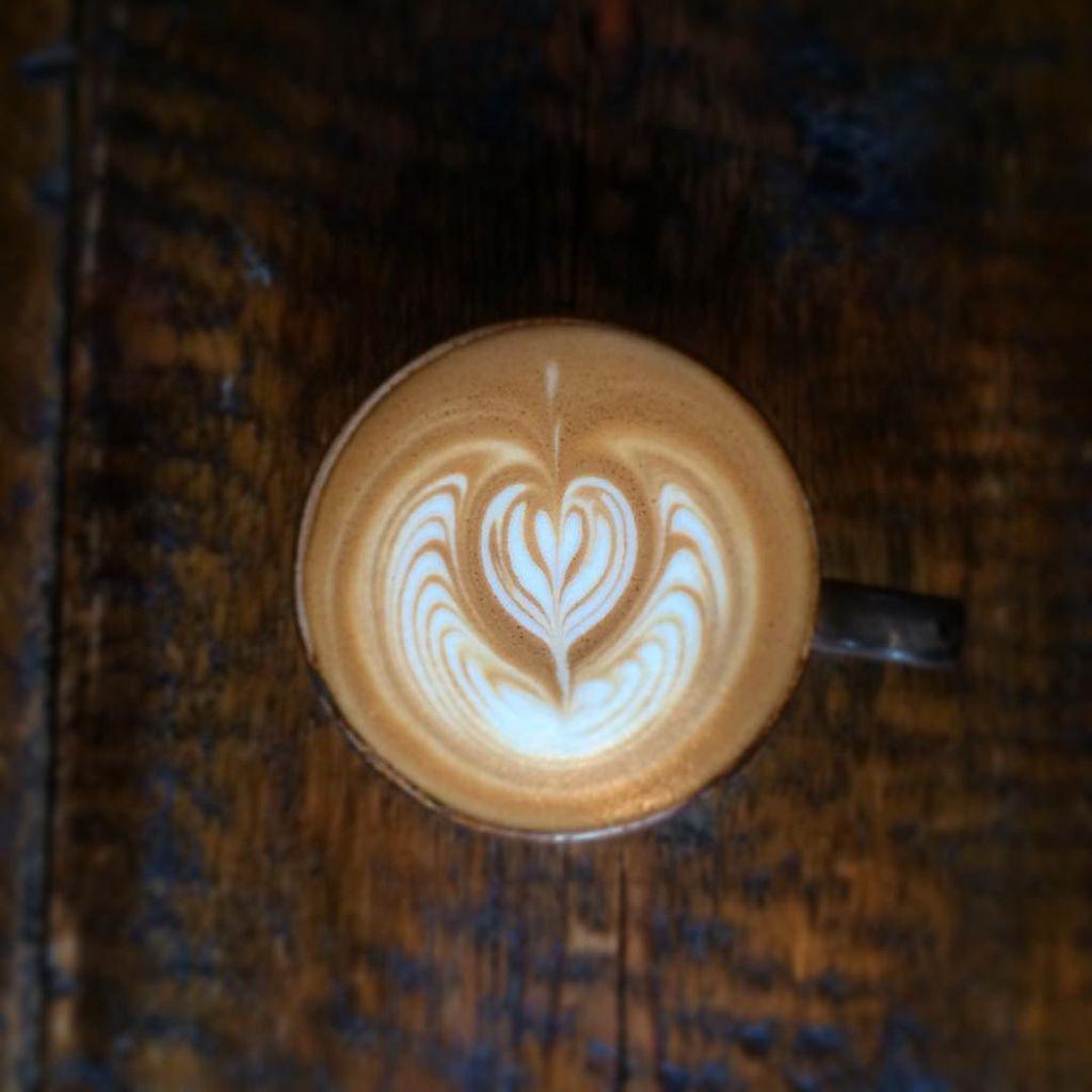 CoffeeBrue's tweet photo. New #Coffee Instagram by @barista_aleks May your Monday be strong in caffein! 👌☕️☕️#latte #latteart #coffee #flatwh… http://t.co/7xcuay6wsE