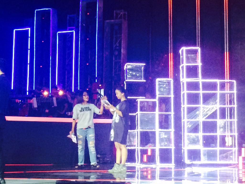 Legend <a href="/OfficialRCTI/">RCTI</a>: Gak mau kelewatan aksinya Kotak feat Atiek CB kann?? Ntn #AMIawards2015 yaa, Tweeps! ;) "